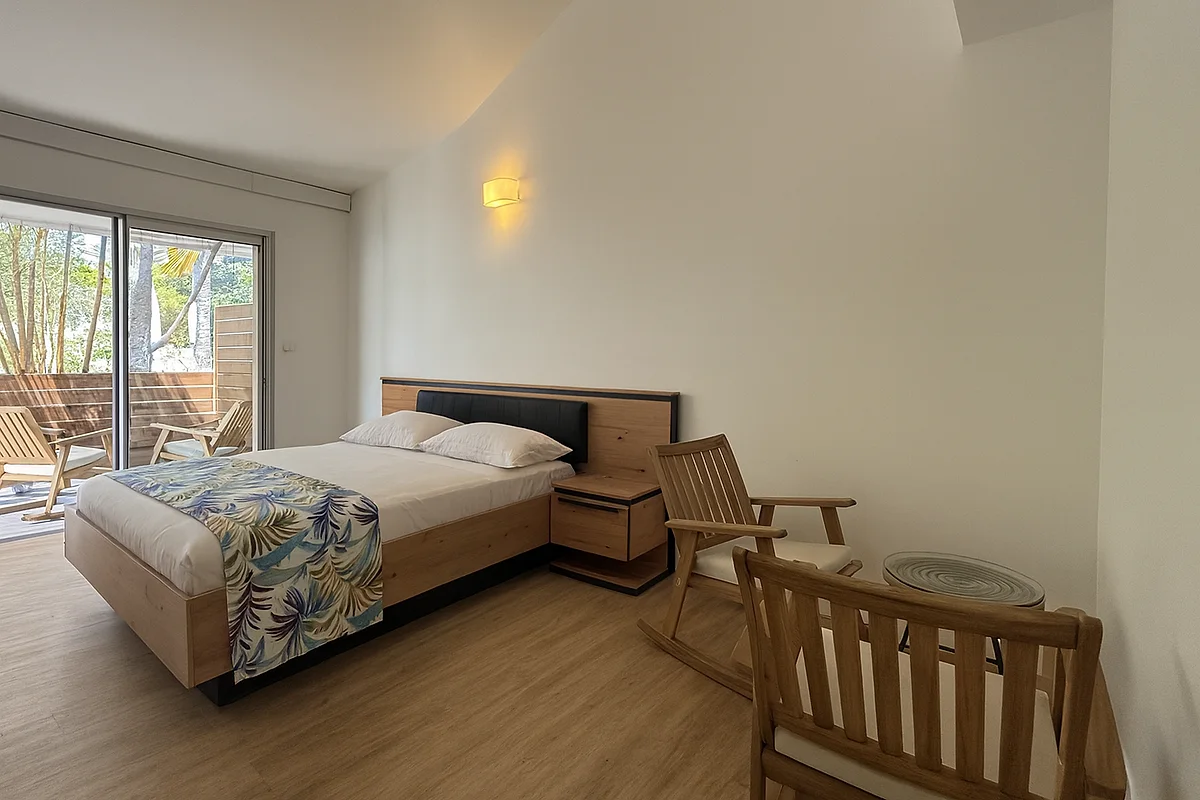 Studio côté jardin, lit double et terrasse derrière la baie vitrée