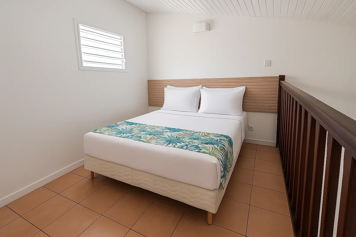 Duplex : la chambre de l'étage et sa rambarde en bois