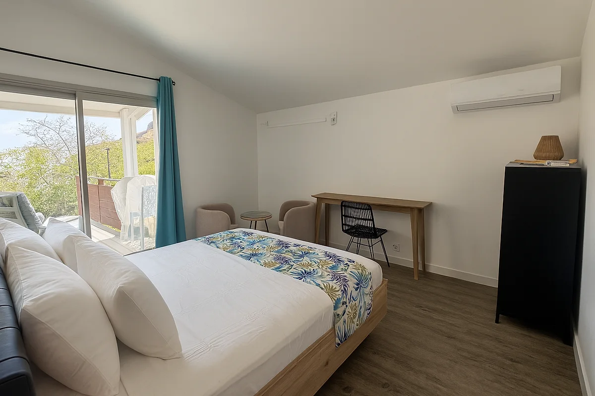 Studio vue mer, le lit et la terrasse derrière la baie